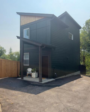Modern New Build Home 5 min from downtown